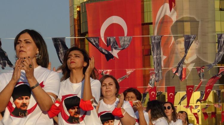 <p><strong>29</strong> <strong>Ekim</strong> Cumhuriyet Bayramı kapsamında Aydın’da, çeşitli sivil toplum örgütlerinin öncülüğünde bir araya gelen 98 kadın, Cumhuriyet’in 98. yılını zeybek oynayarak kutladı. </p>
