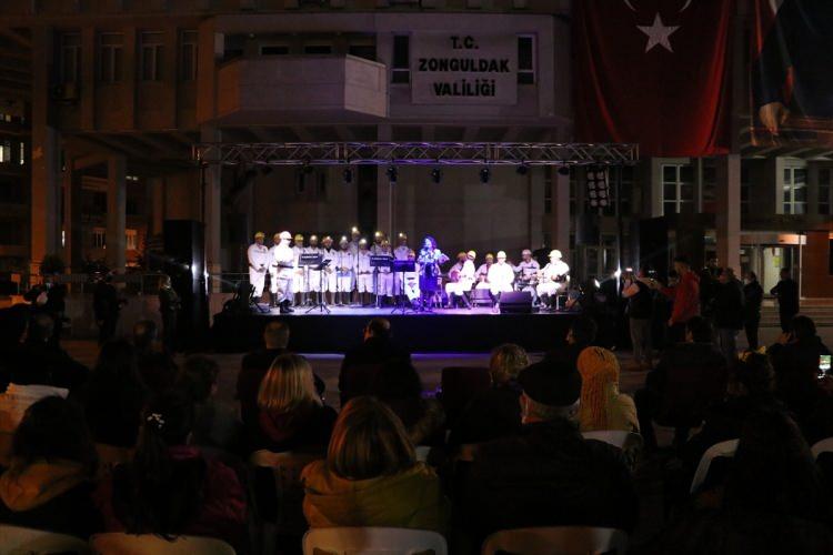 <p>Türkiye Taşkömürü Kurumu'nda çalışan maden işçileri tarafından 3 yıl önce kurulan Madenciler Korosu, Zonguldak Valiliği tarafından düzenlenen 29 Ekim Cumhuriyet Bayramı kutlamaları kapsamında sahne aldı.</p>
