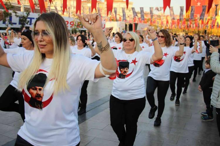 <p>Cumhuriyet’in kadınlara verdiği haklara dikkat çekerek farkındalık oluşturmak amacıyla hazırlanan etkinlikte bir araya gelen kadınlar, ‘Cumhuriyet fazilettir’ sloganları ile Cumhuriyet'in önemine dikkat çektiler.</p>
