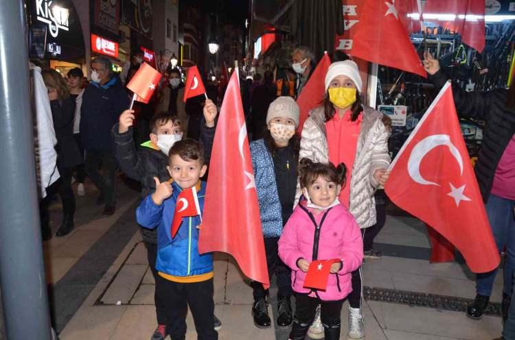 <p>Kozan Kaymakamlığı ev sahipliğinde gerçekleştirilen kutlamalara Yazı İşleri Müdürü Mustafa Sırkıntı, Belediye Başkanı Kazım Özgan, siyasi parti temsilcileri, kamu kurum müdürleri ve vatandaşlar katıldı.</p>
