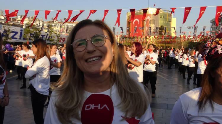 <p>Gazi Mustafa Kemal Atatürk'ün resminin yer aldığı tişörtleri giyen 98 kadının zeybek gösterisine çok sayıda vatandaş da ellerindeki Türk bayraklarıyla kadınlara destek verdi. </p>