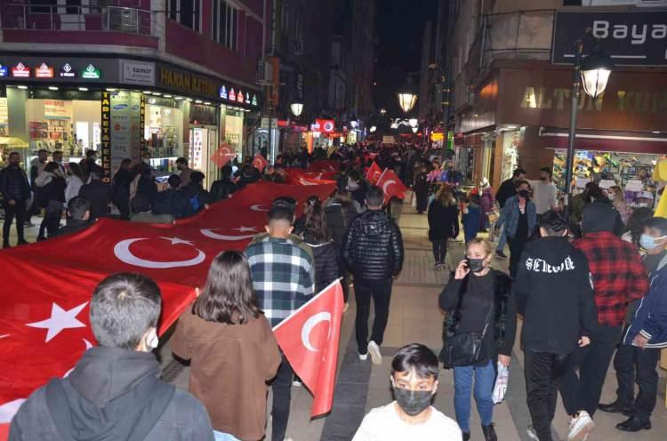 <p>Halk eğitimi merkezi önünde güvenlik güçleri ve halk eğitim merkezi mehteran takımının öncülüğünde başlayan kortej sirenler ile kent merkezinde ana arter caddelerde gerçekleştirildi. Türk Büyükleri ve 15 Temmuz Şehitleri Meydanı'nda son bulan yürüyüşte vatandaşlar Türk bayrakları ile fener alayına destek verdi. </p>
