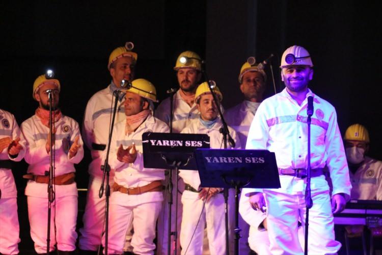 <p>Valilik binası önünde konser veren koroyu, Zonguldak Belediye Başkanı Ömer Selim Alan, Türkiye Taşkömürü Kurumu Genel Müdürü Kazım Eroğlu, Genel Maden İşçileri Sendikası Genel Başkanı Hakan Yeşil, maden işçileri ve vatandaşlar izledi. </p>
