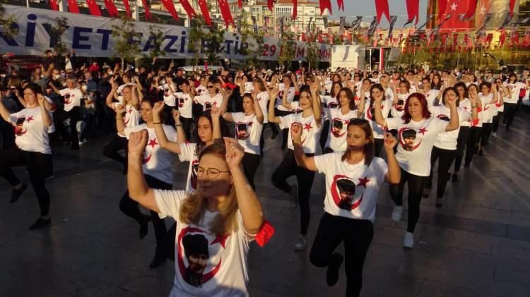 <p>Şölen havasında geçen etkinlikte kadınlar, marşlar eşliğinde Cumhuriyet Bayramı’nı kutlarken, vatandaşlar da çektikleri fotoğraf ve videolar ile anı ölümsüzleştirdi.</p>