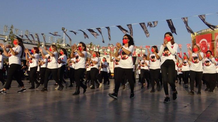 <p>Etkinliğe bir aydır hazırlandıklarını ifade eden Kadın Haklarını Koruma Derneği Aydın Şubesi Başkanı Habibe Gürer; “Cumhuriyet ile birlikte biz kadınlar eşit haklara sahip olduk. Yani Cumhuriyet, kadın demektir.</p>
