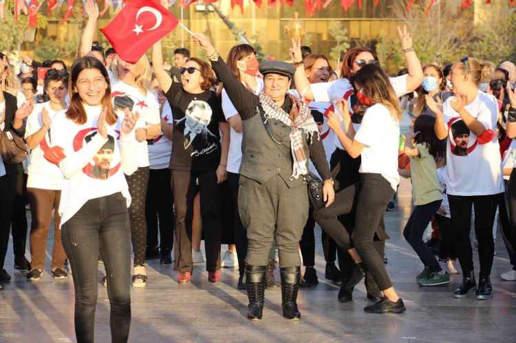 <p> Biz kadınlar Milli Mücadele döneminde erkekler ile omuz omuza savaştık. Bu sebeple Cumhuriyet’in kadınlar için olan önemine dikkat çekerek farkındalık oluşturmak istedik. 98 kadın 98. yılımızı coşkuyla kutladık.</p>
