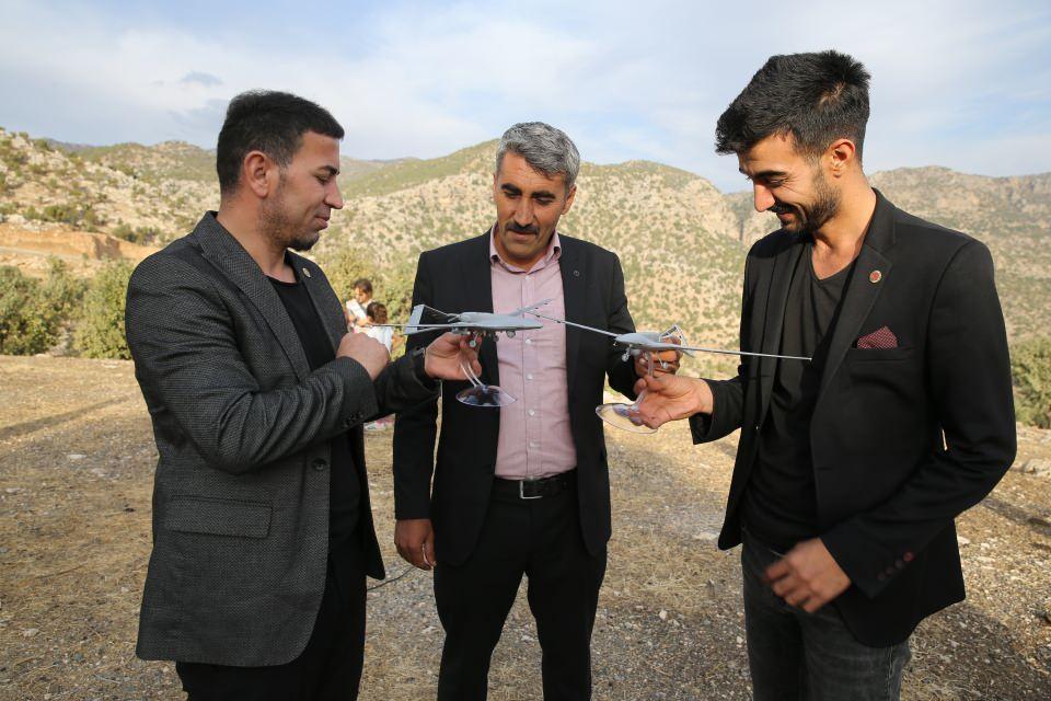 <div><strong>"Bu güzel anıyı evimizin güzel bir köşesinde saklayacağız"</strong></div>
<div> </div>
<div>Öğrencilerden Sevda Vural, hediyeden dolayı Selçuk Bayraktar'a teşekkür etti.</div>