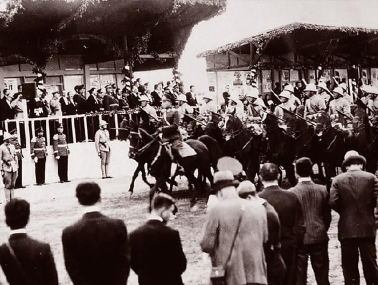 <p>Ardından cumhurbaşkanlığı seçimine geçildi. Yapılan gizli oylamada 158 milletvekilinin tamamının oyunu alan Gazi Mustafa Kemal Paşa, TBMM tarafından yeni Türk devletinin ilk cumhurbaşkanı seçildi. Bunun üzerine kürsüye gelen Mustafa Kemal Paşa, yaptığı konuşmasını, "Türkiye Cumhuriyeti mesut, muvaffak ve muzaffer olacaktır." sözü ile bitirdi.<br />
<br />
<strong>Fotoğraf: 29 Ekim 1933'de Mustafa Kemal Atatürk, 29 Ekim Cumhuriyet Bayramı Kutlamalarında. (Arşiv)</strong></p>
