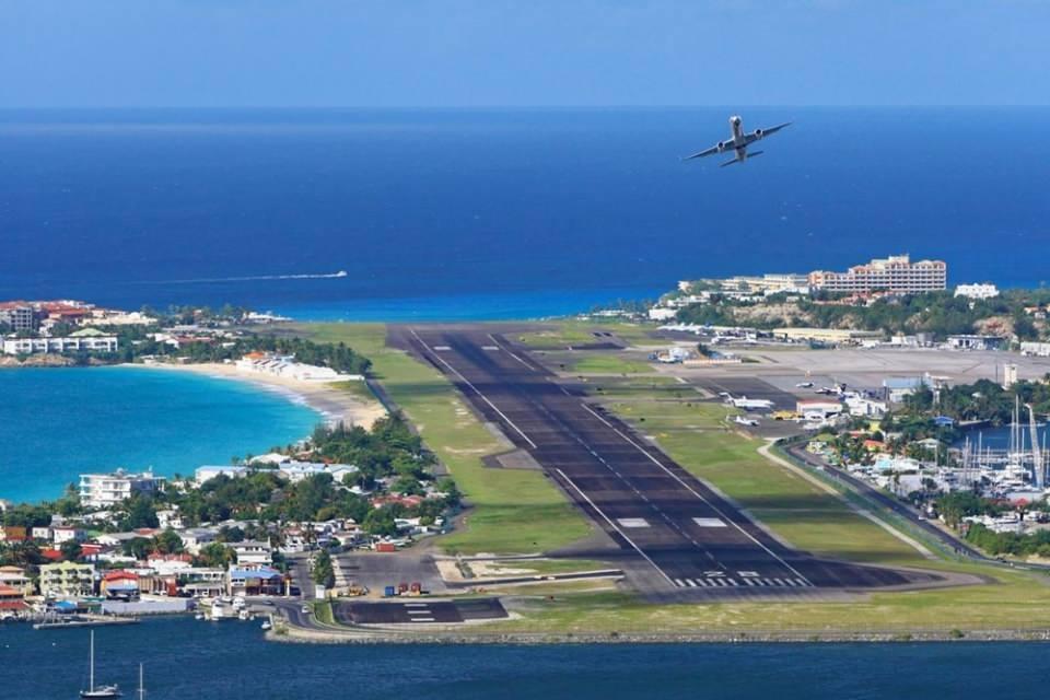 <p><strong>SİNT MAARTEN</strong><br />
<br />
Uçakların kumsaldan dönerek piste indiği görüntülerle ünlü olan Sint Maarten havalimanı, özellikle sosyal medyada paylaşılan görüntülerle öne çıkıyor.</p>

<p>Havalimanının kumsaldaki insanların yakınlarından geçerek tehlike yarattığı havalimanında 2017 yılında bir turist, jet motorunun patlaması nedeniyle hayatını kaybetti.</p>
