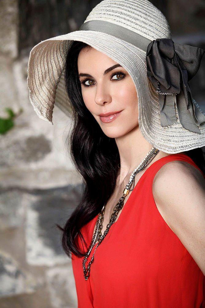 <p><span style="color:#800080"><strong>DEFNE SAMYELİ</strong></span></p>
<p><strong>Defne Samyeli, 2000'de <em>rahim kanseri</em>ne yakalandığını öğrendi. New York'ta ameliyat geçiren Samyeli uzun bir tedavi süresinden sonra Türkiye'ye tamamen iyileşmiş olarak döndü. Şimdilerde böyle bir rahatsızlığı bulunmayan Samyeli'nin kadınlara tavsiye olarak sık sık jinekoloğa görünmeleri ve testler yaptırmaları gerektiğini söylüyor.</strong></p>
<p> </p>