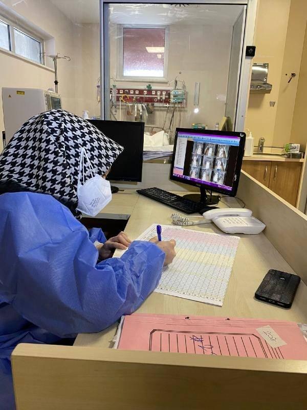 <p> Ve bunları sürekli takip eden hemşire arkadaşlarımız var. Bu da hızlı müdahale imkanı sağlıyor. Birinin gözünün sürekli hastaların üzerinde olduğunu bilmek hem hastayı hem yakınlarını hem de tüm çalışanları rahatlatıyor" diye konuştu.</p>
