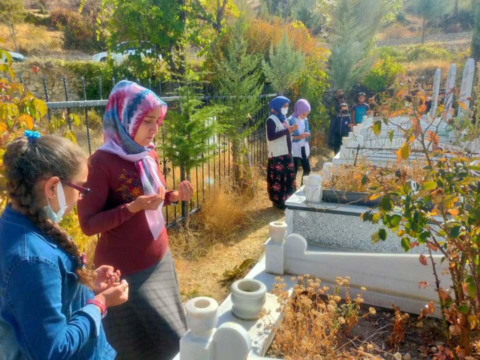 <p><strong>ACIMIZ HALA TAZE </strong></p>

<p>Kübra'nın annesi Şadiye Çoksöyler de aradan 7 yıl geçmesine rağmen acılarının taze olduğunu belirterek, ''Eşim ve arkadaşları 2014 yılında maden faciasında yaşamlarını yitirdi. </p>
