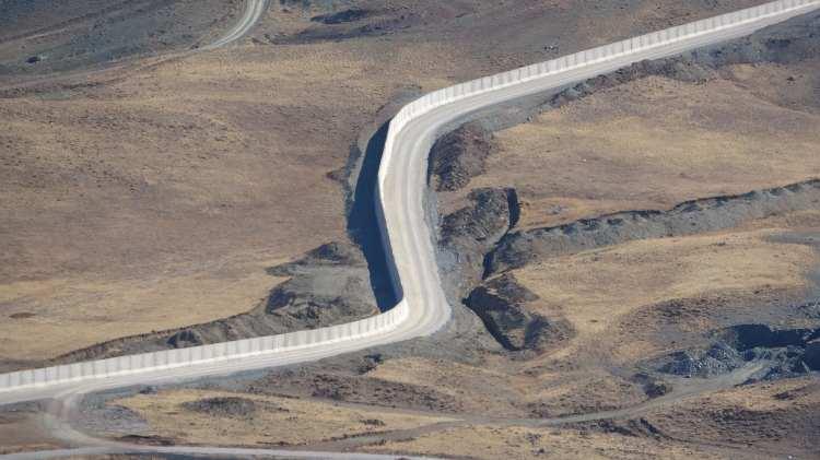<p>Çevre ve Şehircilik Bakanlığına bağlı Toplu Konut İdaresi Başkanlığı (TOKİ) tarafından Van’ın İran sınırında örülmeye başlanan 64 kilometrelik güvenlik duvarının yaklaşık 27 kilometresi tamamlandı.</p>
