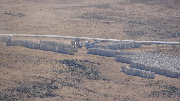 <p>İran sınırı güvenlik duvarıyla güçleniyor</p>

<p>Suriye sınırının ardından İran sınır hattında da çalışmalara başlayan TOKİ, Iğdır’ın 53,4 kilometrelik kısmı ile Ağrı’nın 81,9 kilometrelik sınır fiziki güvenlik sistemini tamamladı. </p>
