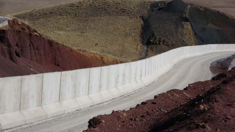 <p>TOKİ, şu ana kadar Suriye sınırına 588,9 kilometre, İran sınır hattına ise 177,9 kilometreyle toplam 766,8 kilometre duvar örerek sınır güvenliğine katkı sağladı.</p>

