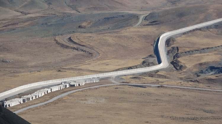 <p>2021 yılının başında Van ve Hakkari’nin İran sınır hattında da duvar örmeye başlayan TOKİ, Van’da toplam 64 kilometrelik uzunluğundaki duvarın 27 kilometresini, Hakkari’de ise 28 kilometre uzunluğundaki duvarın 16 kilometresini tamamladı.</p>