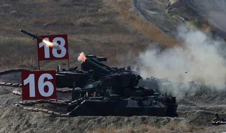 <p>Havan ve obüs bataryalarının hedef bölgelerini ateş altına almasının ardından faaliyette, "Dünyanın en iyi kundağı motorlu obüsü" olarak nitelendirilen yerli üretim Fırtına obüslerinin atışlarına geçildi.</p>

<p> </p>
