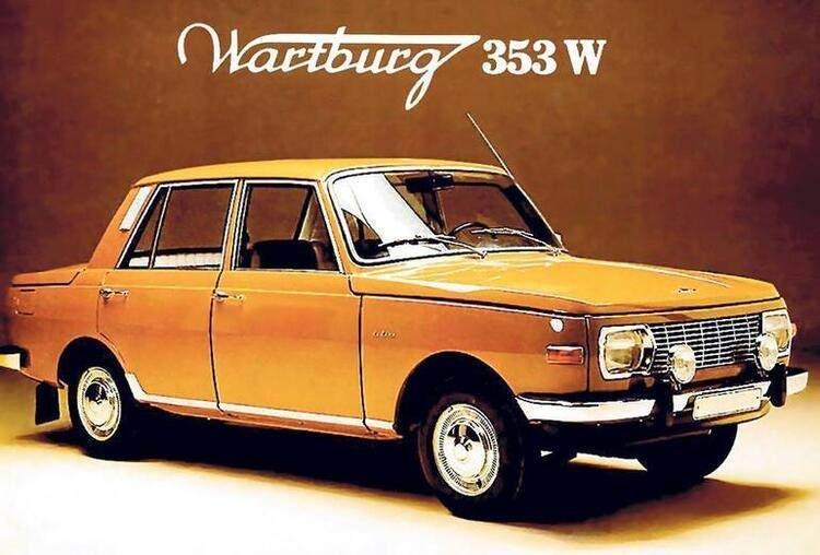 <p>Wartburg: Üç silindirli iki zamanlı bir motora sahip olan Wartburg, Doğu Almanya’nın “premium” otomobiliydi. Motorunun sadece 7 hareketli parçası vardı. Yakıt sistemi ve otomatik vites imkânıyla devrinin ileri teknoloji ürünü otomobiliydi. Üretimin başlaması 1885 yılına dayanan Wartburg, diğerleri gibi 1991 yılında Almanya’nın birleşmesiyle tedavülden kalktı. 1988’de iki zamanlı motor, dört zamanlı Volkswagen motoruyla değiştirildi. Ancak aradan geçen zaman ve hızla gelişen teknoloji yüzünden bir daha zamanın gereksinimlerini karşılayamadı. Fabrikası, 1991 yılında Opel tarafından satın alındı. Türkiye’de de, özellikle 1989 Göçüyle Bulgaristan’dan gelen Türklerin getirdikleri çok sayıda Wartburg mevcuttu. Tabii çoğu şimdi hurdalıkta.</p>
