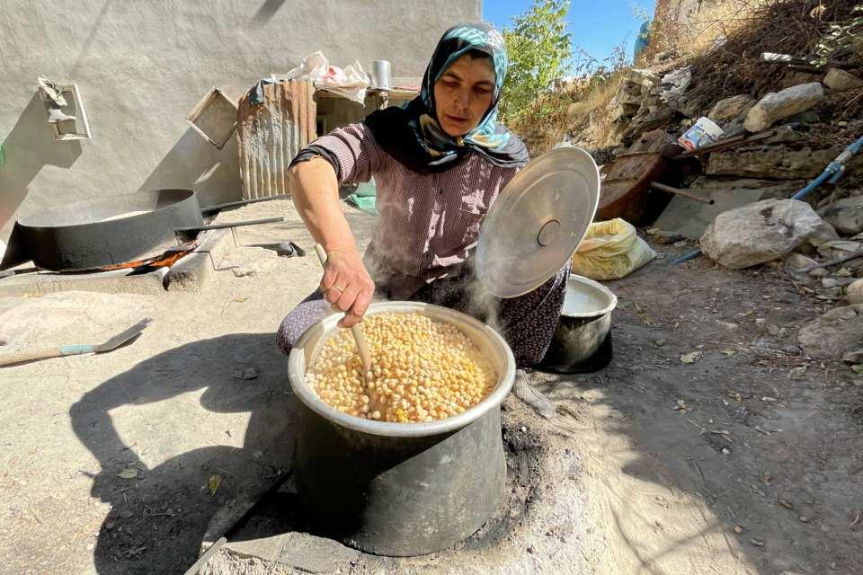 <p><strong>"Küllü suya koyup bekletiyoruz"</strong></p>

<p>Balkayası köyünde leblebi üretimi yapan Bünyamin Erdem de 26 yıldır eşiyle geleneksel yöntemle sipariş üzerine yaptıkları leblebiyi satarak geçimlerini sağladıklarını söyledi.</p>
