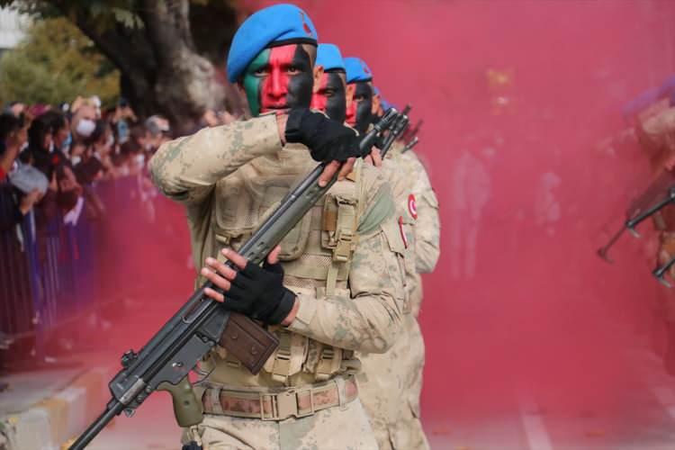 <p>Kastamonu'da, 29 Ekim Cumhuriyet Bayramı düzenlenen törenlerle kutlandı. Jandarma Komando Eğitim Alay Komutanlığı Gösteri Birliği tarafından sunulan silahlı ve silahsız gösteriler ise izleyenlerden büyük alkış aldı.</p>
<p> </p>
