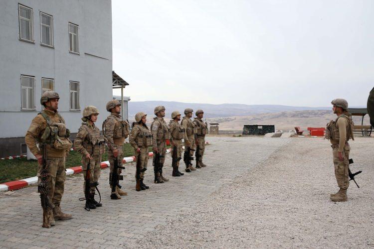 <p>Devletimizle güvenlik güçlerimizle sırt sırta verdikten sonra her türlü görevin üstesinden geliriz." şeklinde konuştu.<br />
 </p>
