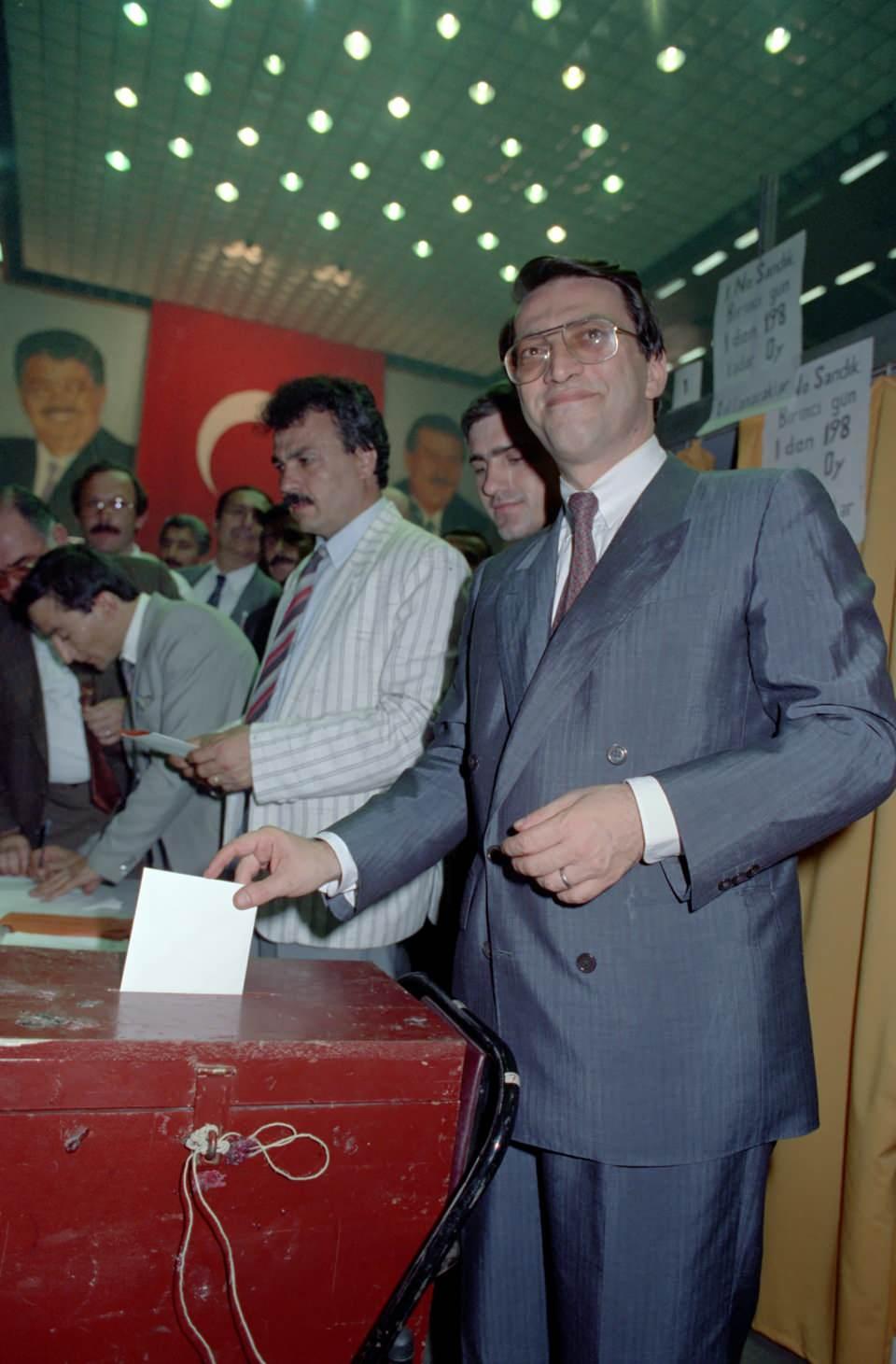 <p>29 Kasım 1987 seçimlerinde yeniden Rize milletvekili seçilen Yılmaz, ikinci Özal Hükümetinde Dışişleri Bakanlığı'na atandı. 1988'den sonra Avrupa Demokrasi Birliği Genel Başkan Yardımcılığı yapan Yılmaz, Yıldırım Akbulut Hükümeti'nde de üstlendiği bu görevden 20 Şubat 1990'da istifa etti.<br />
<br />
<strong>Fotoğraf: 15 Haziran 1991'de ANAP 3. Olağan Kongresi yapıldı. Kongrede Genel Başkan adayı Yılmaz, genel başkanlık seçiminde oy kullandı. (Arşiv)</strong></p>
