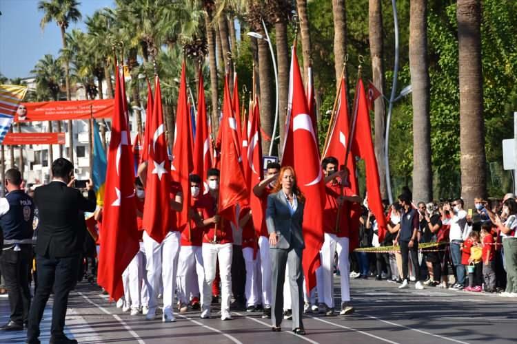<p>Antalya, Muğla, Burdur ve Isparta'da, 29 Ekim Cumhuriyeti Bayramı törenlerle kutlandı. Muğla'nın Marmaris ilçesinde de tören düzenlendi.</p>

<p> </p>
