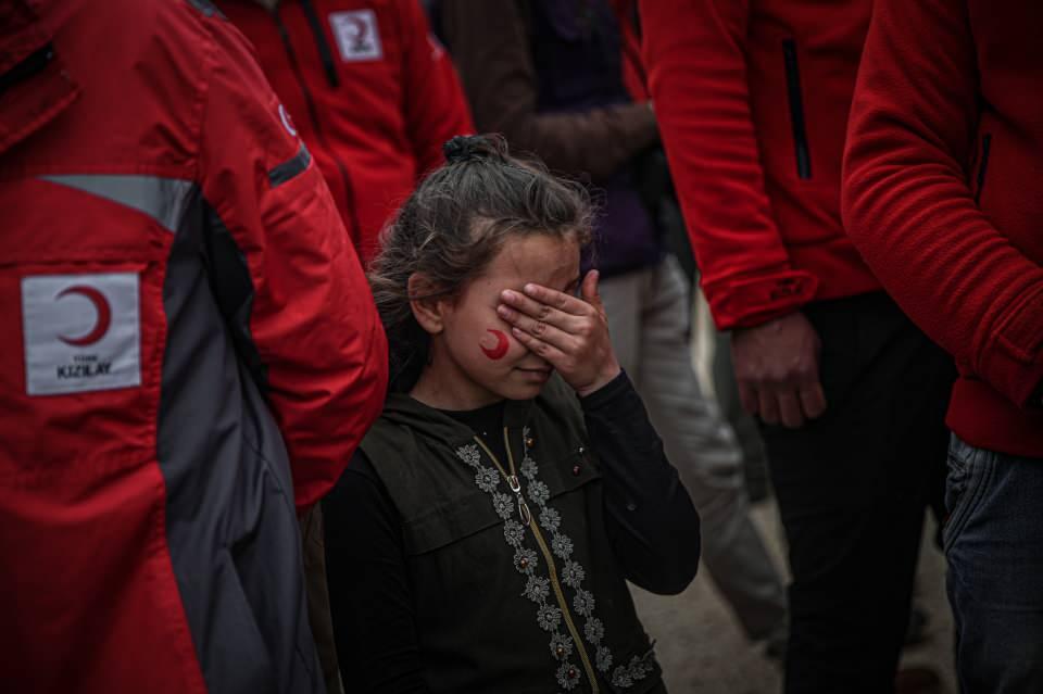 <p>Türk Kızılay, 2021 Nisan'da Suriye’nin İdlib ilinde inşasını tamamlanan briket evlere aileleri yerleştirirken bir çocuğun sevinç gözyaşları görülüyor. (Arşiv)</p>