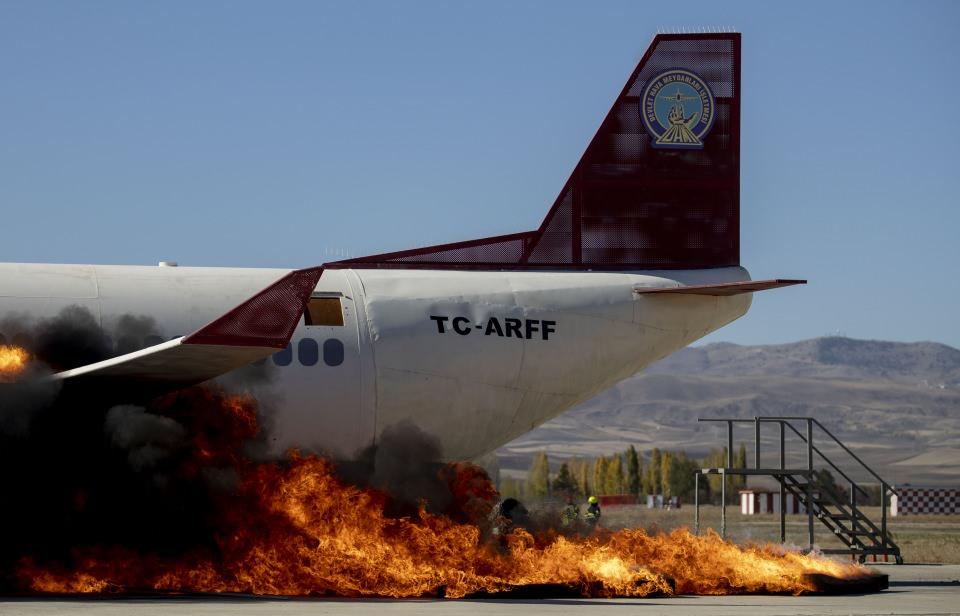 <p><strong>Tatbikatta kullanılan uçak maketi ARFF personelinin el emeği</strong><br />
<br />
İçerik anlamında havalimanlarında yapılan en büyüklerden biri olma özelliğine sahip olan tatbikatta kullanılan uçak maketi, yüzde 80 oranında geri dönüşüm malzemeleri kullanılarak, DHMİ Esenboğa ARFF Müdürlüğü personeli tarafından yapıldı.</p>