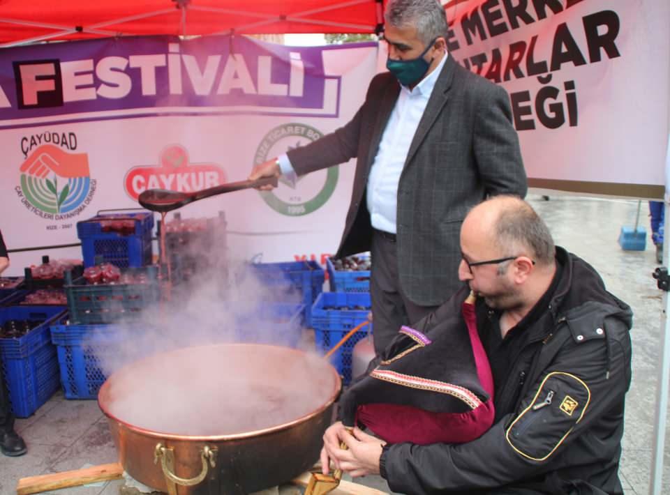 <p>Rize Merkez Muhtarlar Derneği'nce 15 Temmuz Demokrasi ve Cumhuriyet Meydanı’nda 3'üncü Pepeçura Festivali düzenlendi. </p>

<p> </p>
