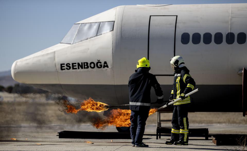 <p>Devlet Hava Meydanları İşletmesi (DHMİ) Genel Müdürlüğü Esenboğa Havalimanı Başmüdürlüğü koordinasyonunda uçak kazası tatbikatı yapıldı.</p>
