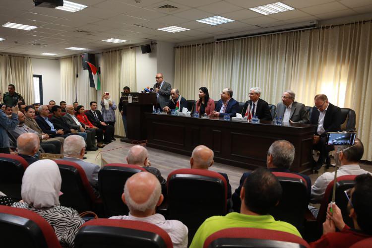 <p>Filistinli Alul ailesi, Birinci Dünya Savaşı sırasında Filistin'de görev yapan bir Osmanlı askerinin bez parçasına sararak bıraktığı içi para dolu emaneti Türkiye'nin Filistin nezdindeki Kudüs Başkonsolosu Büyükelçi Ahmet Rıza Demirer'e teslim etti.</p>