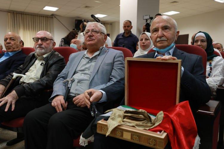 <p>Osmanlı askerinin emanetine 106 yıldır sahip çıktılar</p>
<p>Filistinli ailenin üyelerinden Ragıp Hilmi el-Alul'un anlatımına göre hikâyenin başlangıcı 1915 yılına uzanıyor. </p>