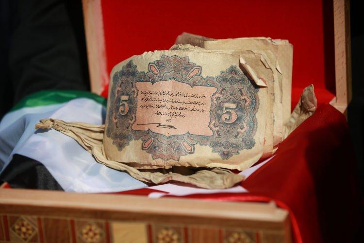 <p>O dönem Birinci Dünya Savaşı sırasında Filistin'den başka cepheye sevk edilen bir Osmanlı askeri, birikmiş tüm parasını bir parça beze sararak Nablus şehrinin bilinen esnaflarından Rüşdü Efendi'ye bırakmış.</p>