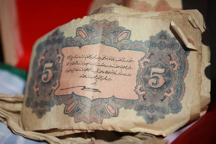 <p>O dönem Birinci Dünya Savaşı sırasında Filistin'den başka cepheye sevk edilen bir Osmanlı askeri, birikmiş tüm parasını bir parça beze sararak Nablus şehrinin bilinen esnaflarından Rüşdü Efendi'ye bırakmış.</p>