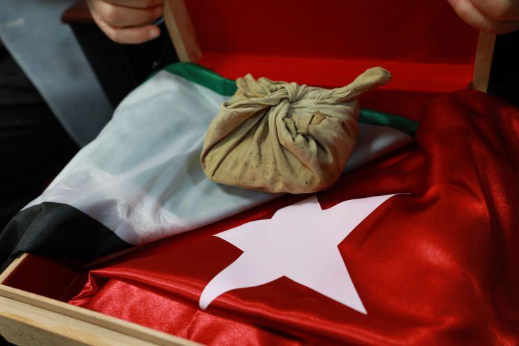 <p>Üzerindeki yazılardan Sultan Mehmed Reşad döneminde basıldığı anlaşılan paraların ön yüzünde dönemin Maliye Nâzır Vekîlinin imzası ile şu ifadeler yer alıyor:</p>