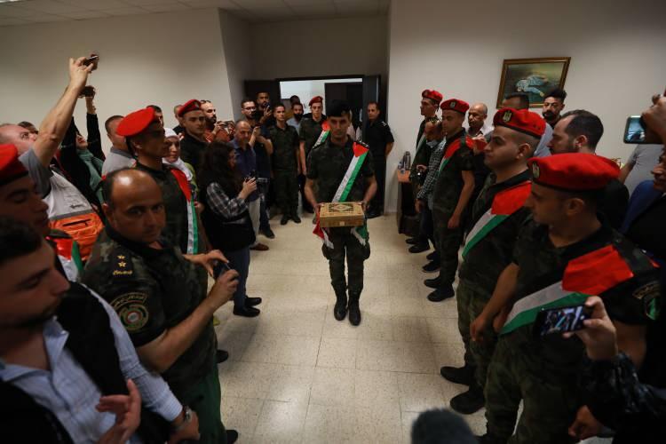 <p>Büyükelçi Demirer emaneti törenle teslim aldı</p>
<p>Nabluslu Alul ailesinin bir Osmanlı askerinin emanetini 100 yıldan fazla saklaması AA'nın 2018'de yaptığı haberle büyük yankı uyandırdı. Alul ailesi, bugün Nablus Valiliğinde düzenlenen törenle gözü gibi baktıkları Osmanlı askerinin emanetini Büyükelçi Demirer'e teslim etti.</p>