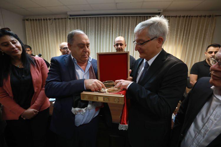 <p>Büyükelçi Demirer ve Alul ailesinin yanı sıra Filistin Dışişleri Bakan Yardımcısı Emel Cadau, Nablus Valisi İbrahim Raman, Nablus Belediye Başkanı İyad Halaf'ın da katıldığı törende İstiklal Marşı ve Filistin milli marşı okundu, şehitler için dualar edildi.</p>