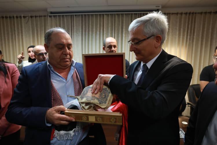 <p>Törenin ardından AA muhabirinin sorularını yanıtlayan Büyükelçi Demirer, Osmanlı askerinin emanetini teslim almaktan dolayı çok heyecanlı olduğunu belirtti.</p>
<p>Demirer, "Bizler için, Filistinliler için, kardeşliğimiz için önemli bir gün. Çünkü bu emanet bizim ortak tarihimize ve son yüz yılda yaşadığımız olaylara şahitlik eden bir emanettir. </p>