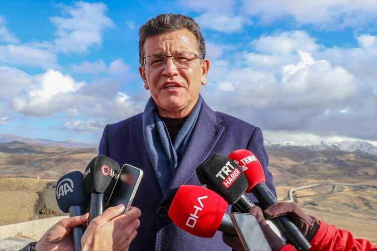 <p>Türkiye'nin düzensiz göçü önlemeye yönelik yaptığı çalışmaları yerinde incelemek üzere Türkiye- İran sınırına geldiklerini aktaran Uslu, "Sınırdaki duvarları inceledik. Diğer kuleleri, engelleme sistemlerini, Türkiye'nin burada yaptığı çalışmaları gördük. Güvenlik kuvvetlerimizin, jandarmamızın, emniyetimizin yaptığı çalışmaları yerinde görmek için buradayız. Sayın Valimiz sınırda alınan tedbirler ve yapılan duvarlar konusunda bize bilgi verdi." dedi.</p>
