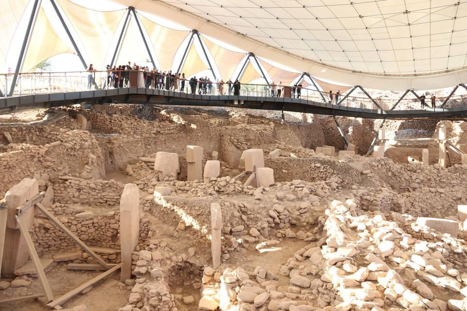 <p>Keşfedildiği günden bu yana turistlerin ilgisini çeken Göbeklitepe, her yıl binlerce yerli ve yabancı misafiri ağırlamaya devam ediyor.<br />
 </p>
