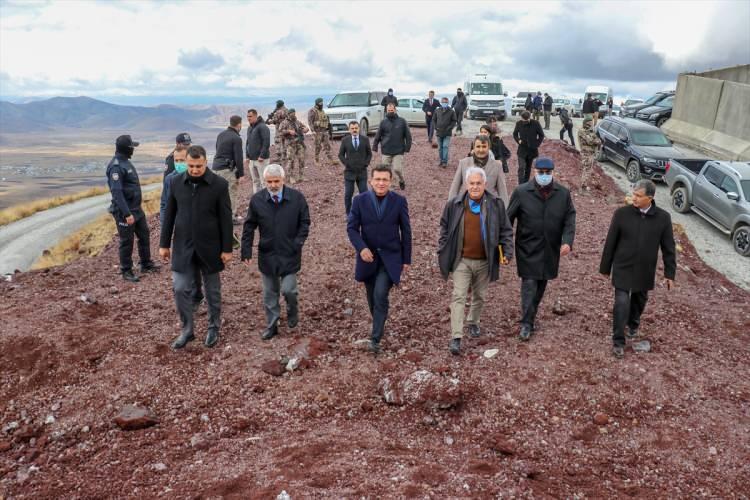 <p>Vali Mehmet Emin Bilmez ile birlikte Çaldıran ilçesinde İran sınırına inşa edilen modüler güvenlik duvarı ve sınır hattında alınan güvenlik önlemlerini yerinde inceleyen komisyon üyeleri, çalışmalar hakkında bilgi aldı.</p>
