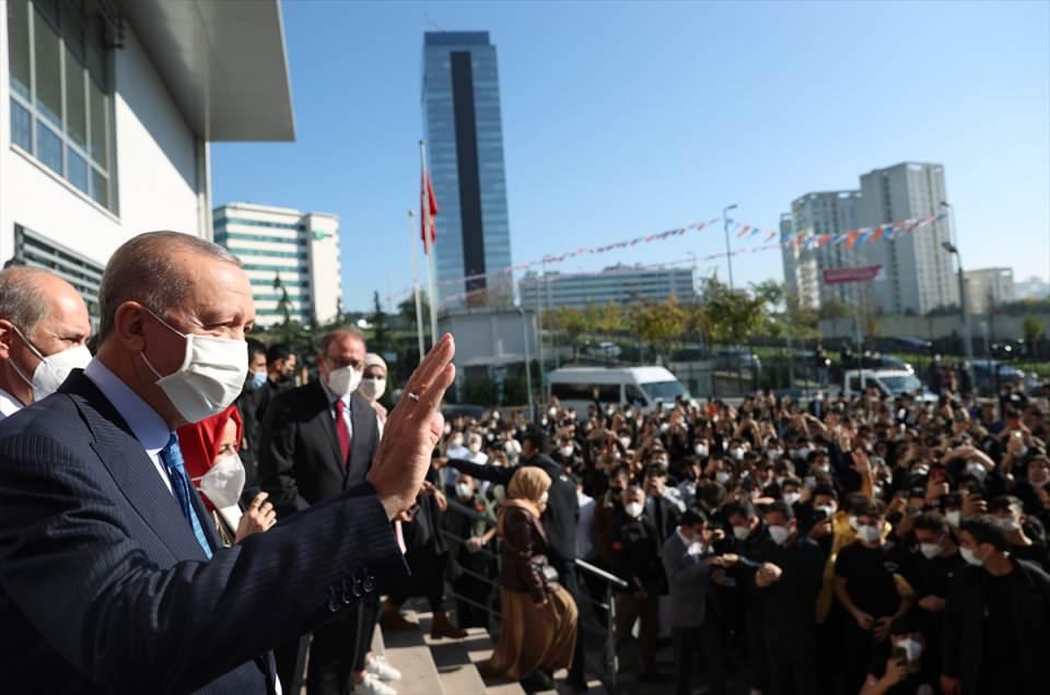 <p>Cumhurbaşkanı Recep Tayyip Erdoğan, İstanbul'da Saray Anadolu İmam Hatip Lisesi'ni ziyaret etti. </p>

<p> </p>

