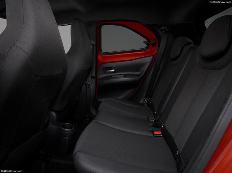 <p>Toyota Safety Sense sisteminde monoküler kamera sensörü ve milimetrik dalga radarı ile daha yüksek hızlarda da araçları tespit eden Ön Çarpışma Sistemi, yaya algılama, bisiklet algılama akıllı adaptif hız sabitleyici, şerit takip asistanı gibi birçok özellik yer alıyor.</p>
