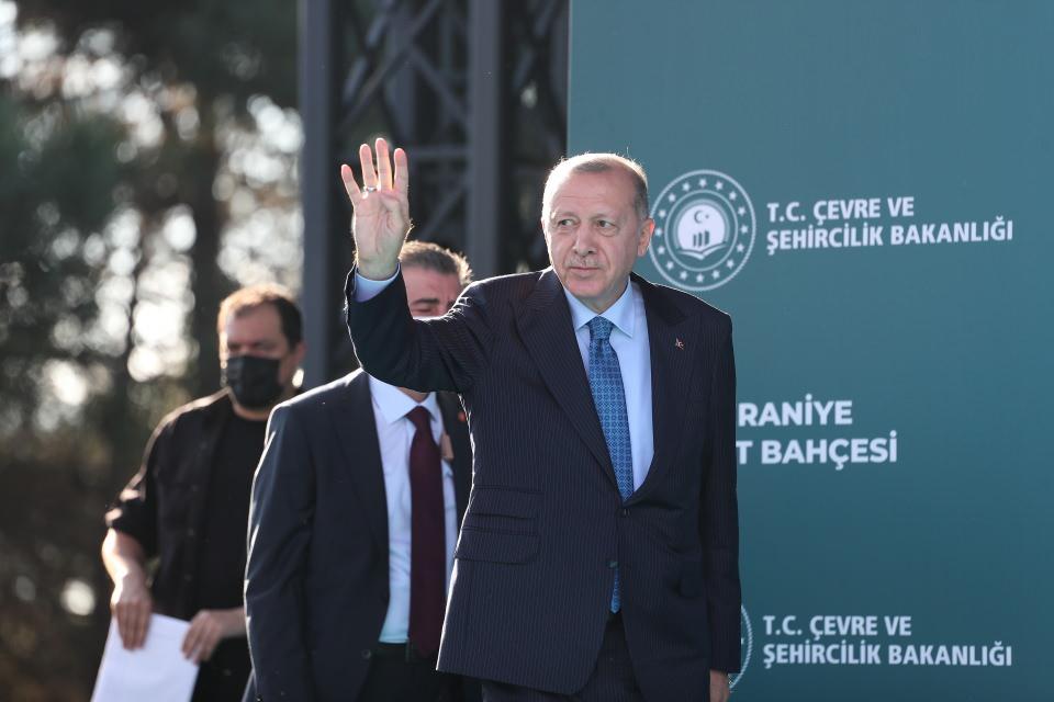 <div>Cumhurbaşkanı Recep Tayyip Erdoğan, Ümraniye'de bulunan Hacı Nusret Yıldırım Camii ve ardından yanında bulunan Ümraniye Millet Bahçesi'nin açılışını gerçekleştirdi. Açılış törenine Cumhurbaşkanı Erdoğan'ın yanı sıra Çevre, Şehircilik ve İklim Değişikliği Bakanı Murat Kurum, İstanbul Valisi Ali Yerlikaya da katıldı.</div>

<div> </div>

