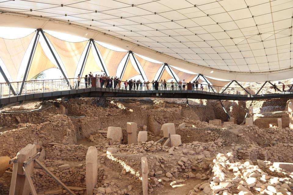 <p><em><strong>Şanlıurfa'nın Türkiye'de kültür turizminde lokomotif olabilecek bir kapasiteye sahip olduğunu ifade eden Yaşar, şunları kaydetti:</strong></em><br />
<br />
"Şimdiden ziyaretçi sayısı 500 bine yaklaştı. Bunda kültür turlarına olan ilgi ve insanlarımızın turizmde yurt içine yönelmesi gibi etkenler olduğu görülüyor. </p>

