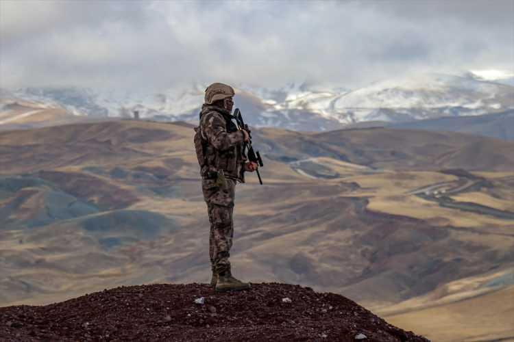 <p>"Türkiye, düzensiz göçü önleme konusunda her türlü tedbiri alıyor"</p>

<div> </div>

<div> Alt Komisyon Başkanı Uslu ise TBMM Göç ve Uyum Alt Komisyonunun, Türkiye'deki düzensiz göç ve uluslararası koruma konusunu, ikamette yaşayan göçmenlerin durumunu araştırmak ve incelemek üzere kurulduğunu ifade etti.</div>
