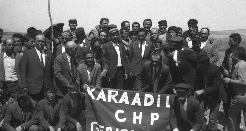 <p>Dönemin CHP Genel Başkanı Ecevit, 10 Mayıs 1973'te Konya'ya gelişinde kendisini karşılayan vatandaşlarla fotoğraf çektirmişti. (Arşiv)</p>
