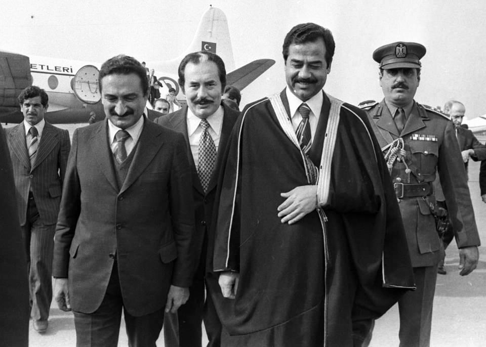 <p>Dönemin Başbakanı Ecevit (solda), 2 Aralık 1978'de Bağdat Havaalanı'nda Irak Devrim Komuta Konseyi Başkan Yardımcısı Saddam Hüseyin (sağda) tarafından karşılandı. (Arşiv)</p>
