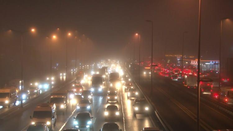 <p>Sis ile beraber haftanın son iş gününün bitmesinin ardından trafik yoğunluğu oluştu, şehir hatları seferleri iptal edildi.</p>
